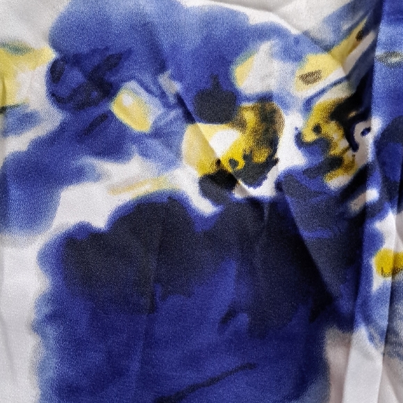 Floral Sleeveless Top - Blue and Black - Picture 7 of 7